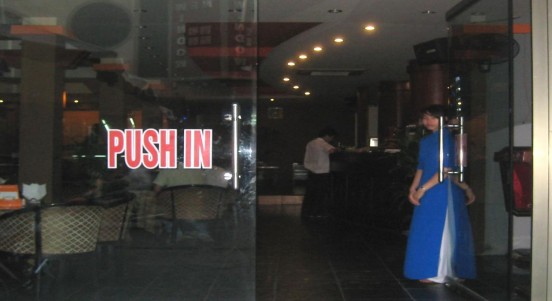 Cửa chính nhà hàng Mặt trước quầy bar Không gian trong nhà hàng Không gian giữa 1