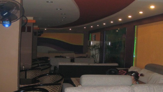 Không gian trong nhà hàng Không gian giữa nhà hàng Khung cảnh bên ngoài nhà hành 3