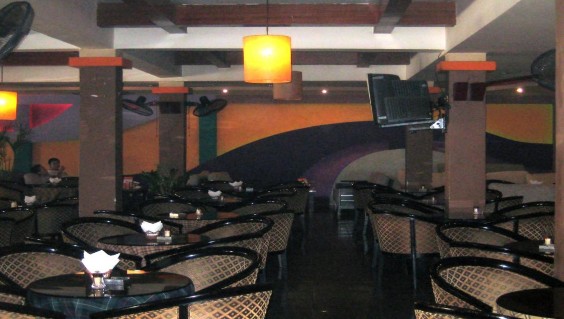 Không gian giữa nhà hàng Khung cảnh bên ngoài nhà hành Phía trước cửa nhà hàng 4