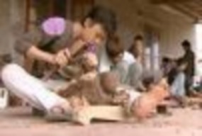 Nghệ nhân Đông Giao đang mải miết với những sản phẩm của mình Sản phẩm 5