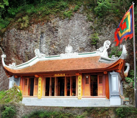 Hình 2 2 Đền Thượng – Nơi thờ đức Thánh Tản Viên Tham quan đền thờ Bác 2