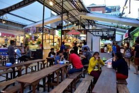 Hình 02 Chợ ẩm thực Bến Thành Hình 04 Khu bán hàng rong Bạch Đằng Hình 03 Khu 2