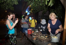 Hình 06 Du khách tham gia chế biến ẩm thực trong tour Âm thực Hình 08 Bánh 6