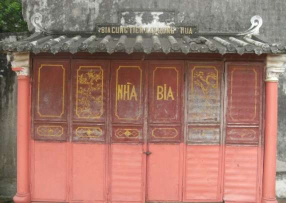 Nhà bia sau đình Lỗ Khê Đình làng Lỗ Khê vinh dự đón Bác Hồ về chúc tết 6