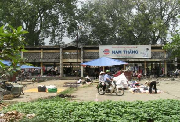 Chợ Giỗ họp vào ngày bốn và chín Nhà thờ hai chí sĩ cách mạng Phạm Hoàng 8