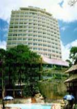 Khu toà nhà 15 tầng của khách sạn Sân tennis của khách sạn Khu bể bơi ngoài 2