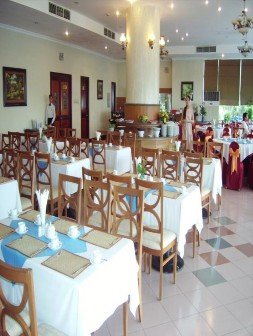 Nhà hàng ELEGANT Hình ảnh về nhân viên phục vụ bàn của khách sạn Ăn BUFFET 3