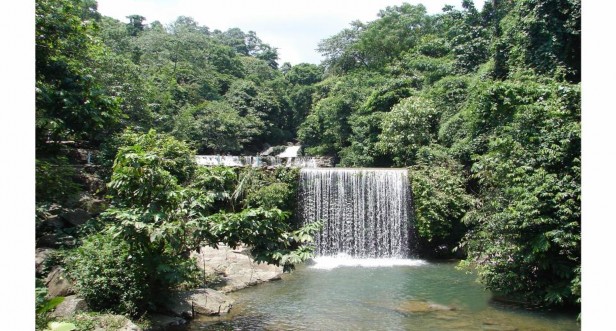 Hình 3 3 Thác đập tràn khu du lịch Khoang Xanh Suối tên 2