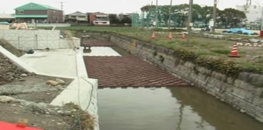 Hình 1 9 Đặt EBB ở mương thoát nước 64 Vật liệu EBB được kết lại và 1