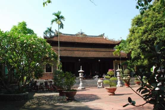 Ảnh 7 Chùa Lâm Động Ảnh 8 Ban thờ Tổ chùa Lôi Động 7