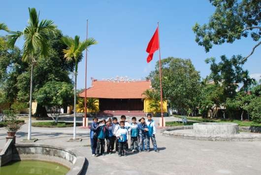 Bái Ảnh 6 Hát Đúm Ảnh 7 Chùa Lâm Động Ảnh 8 Ban thờ Tổ chùa Lôi Động 9