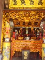 Gian thờ tại chùa đền Hoà Liễu tượng hoàng hậu Vũ Thị Ngọc Toàn tại 3