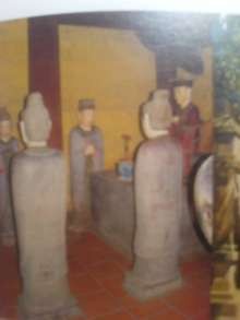 5 pho tượng kì lạ 1 tượng vương 4 tượng hầu Rồng đá và khánh đá Vết 8