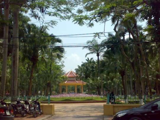 Hình 4 Dải vườn hoa trung tâm thành phố Hình 6 Tượng đài Nữ tướng Lê Chân 4