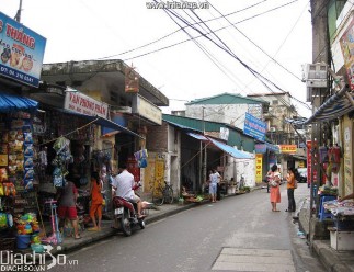 Tại phần ban công tầng 2 đã xây tường bao tạo thành lôgia đua ra khoảng 1