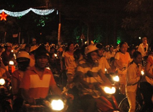 Ảnh 2 Kẹt xe trên đường 23 tháng 8 sau chương trình Khai mạc Festival Huế 2014 2