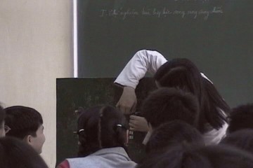  Học sinh tích cực hoạt động trao đổi nhóm làm việc với phiếu học tập 5