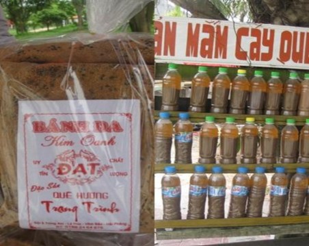 Những đặc sản địa phương và sản phẩm gốm Chu Đậu được bày bán ở Khu 9