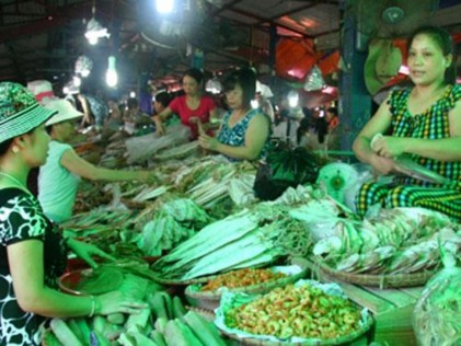 Chợ hải sản Cát Bà ảnh tinmoi vn Sản phẩm áo lưu niệm được bày bán ở 5