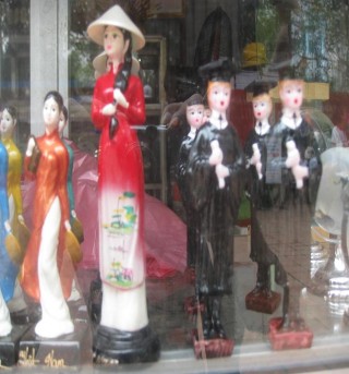 Một số sản phẩm lưu niệm được bày bán tại cửa hàng sách trên đường 7