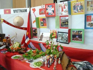 Toàn cảnh gian trưng bày của đoàn tại Lễ hội trao đổi văn hóa các nước 3