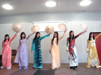 Màn trình diễn áo dài trên nền nhạc Việt Nam tại Lễ hội trao đổi văn hóa 5