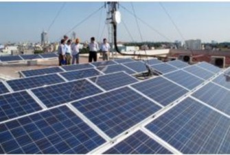 Hình 1 16 Dàn pin NLMT trên nóc nhà Bộ Công Thương Hình 1 17 Dàn pin NLMT tại Trung 4