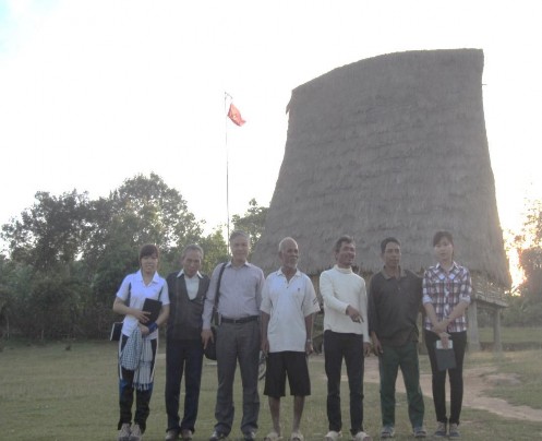 Ảnh 2 Đoàn khảo sát chụp ảnh trước nhà rông tại thôn Kon K’lor 2 Nguồn 4