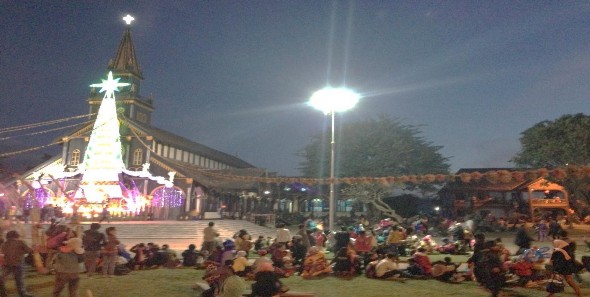 Ảnh 4 Nhà thờ Gỗ Kon Tum đêm giáng sinh 2013 Nguồn tác giả chụp 24 12 2013 6