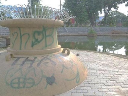 Ảnh 18 Hình vẽ bậy tại công viên Giọt Nước Đăk Bla Nguồn tác giả chụp 13