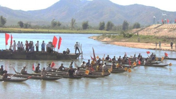 Ảnh 13 Lễ hội đu thuyền độc mộc trên sông ĐăkBla Nguồn Sở Văn hóa – 9