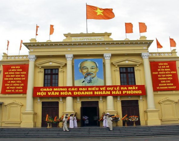 Hình 16 Nhà hát lớn hiện nay Hình 17 Trường đua ngựa Nay là Sân vận động 2