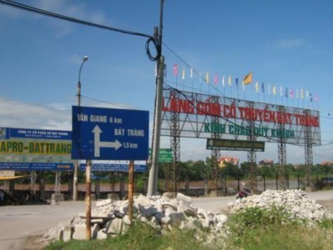 Đường vào làng gốm cổ truyền Bát Tràng Một góc phố Bát Tràng Lò nung bằng 3