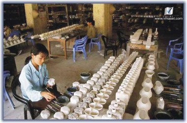 Hình ảnh sản xuất tại làng nghề Chợ Gốm Bát Tràng nằm chính giữa làng cổ 7