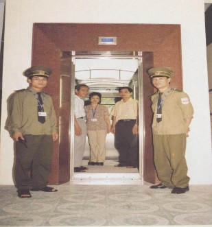 Hình 3 Thang máy tại tầng 1 công ty Tem Hình 4 Văn phòng tại tầng 2 Hình 5 Văn 2