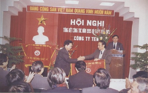 Hình 10 Lễ tổng kết công tác tuyên dương cá nhân xuất sắc tại Công ty Tem 2