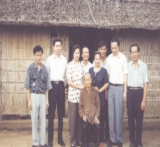 Hình 18 19 Công ty Tem tới thăm Mẹ Việt Nam anh hung Trần thị Tâm tại tỉnh Trà 2