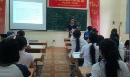 SV nhóm 3 đang trình bày nội dung seminar Tiêu chí đánh giá SV trong seminar này là 1