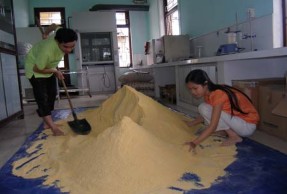 Hình 3 Đồng hóa thức ăn Hình 4 Trộn khẩu phần 147 Hình 5 Ép viên thức ăn 3