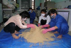 Hình 3 Đồng hóa thức ăn Hình 4 Trộn khẩu phần 147 Hình 5 Ép viên thức ăn 4