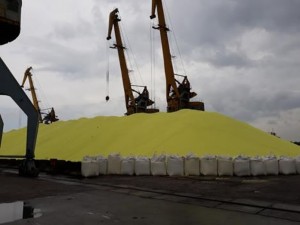 Hình 1 8 Lưu giữ hàng hóa chất ngoài trời lưu huỳnh rời Hình 1 9 Lưu giữ 4