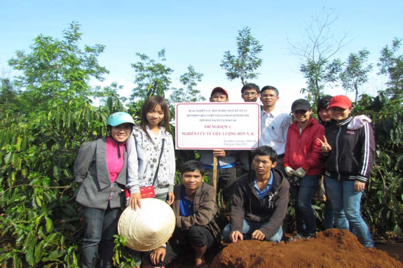 2 năm 2012 và 2013 PHỤ LỤC 1 MỘT SỐ HÌNH ẢNH THÍ NGHIỆM NGOÀI ĐỒNG RUỘNG 1