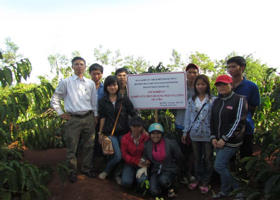 PHỤ LUC 2 MỘT SỐ HÌNH ẢNH PHÂN TÍCH MẪU ĐẤT LÁ TRONG PHÒNG THÍ NGHIỆM Phụ 1