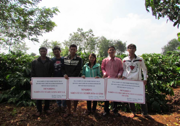 PHỤ LUC 2 MỘT SỐ HÌNH ẢNH PHÂN TÍCH MẪU ĐẤT LÁ TRONG PHÒNG THÍ NGHIỆM Phụ 2