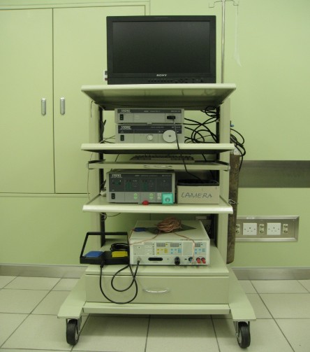 Hình 2 1 Hệ thống phẫu thuật nội soi Hình 2 2 Một số dụng cụ phẫu thuật 1