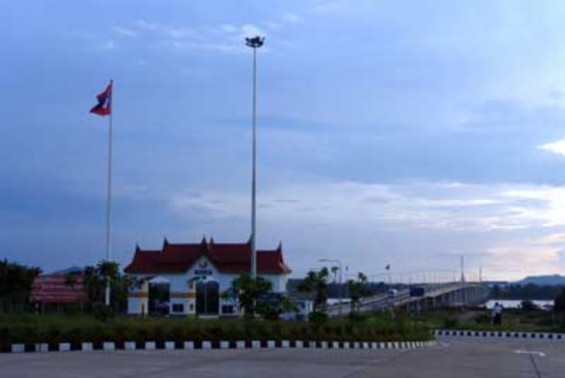 Cầu Hữu nghị 2 trên tuyến hành lang Đông – Tây nối Savanakhet Lào và Mukdahan 2