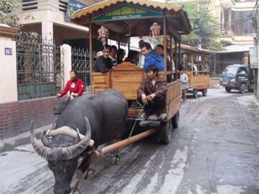 Chợ gốm làng cổ Bát Tràng Du khách thử làm thợ gốm Đình cổ Bát Tràng Lễ 10