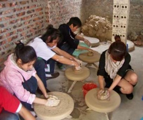 Du khách thử làm thợ gốm Đình cổ Bát Tràng Lễ hội làng gốm Bát Tràng Bác 12