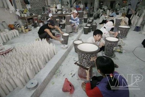 Công việc tại một xưởng sản xuất gốm Sản xuất gốm bằng bàn xoay Những 3