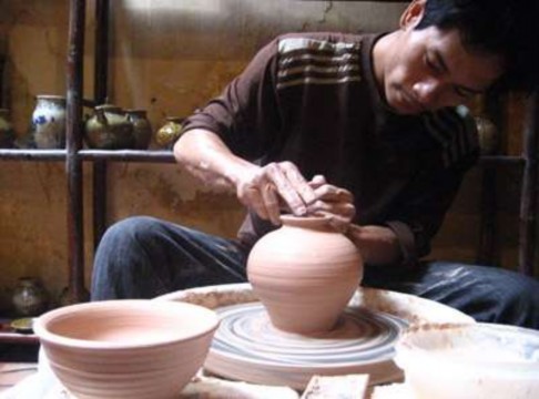 Sản xuất gốm bằng bàn xoay Những sản phẩm gốm đang chờ được chuyển sang 4